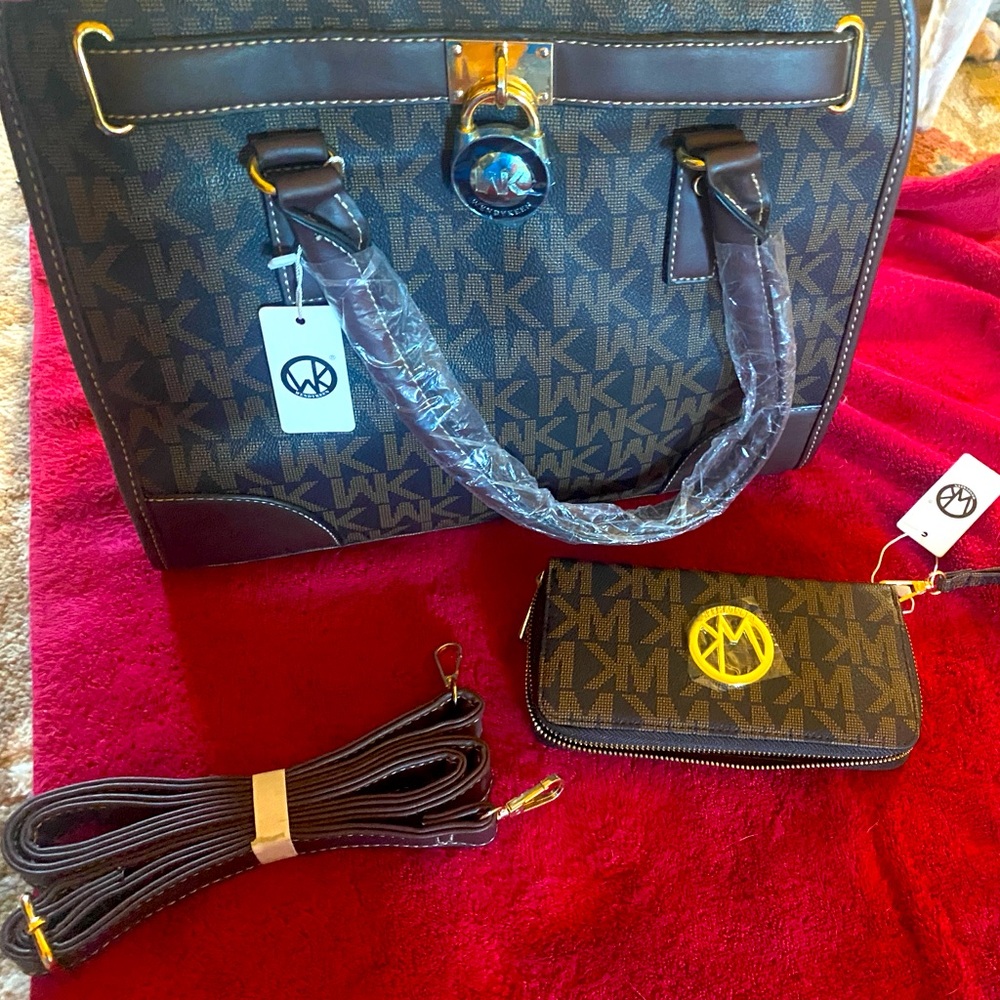 Wendy Keen purse & wallet
New with tags
Color: coffee